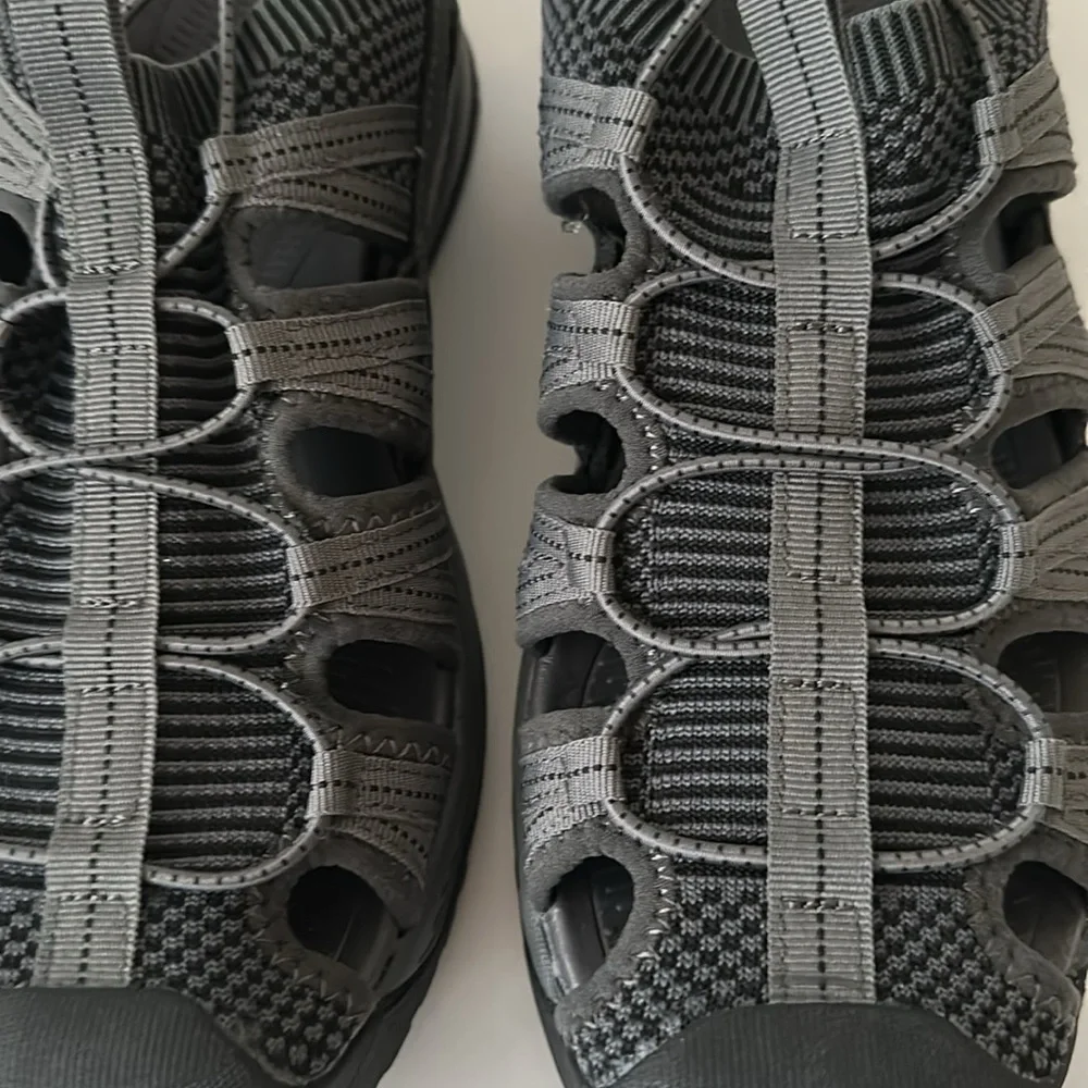 Eddie Bauer Men’s Gray and Black Water Shoes Size 9M